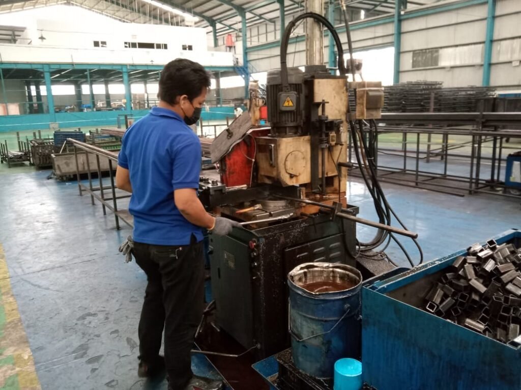 Peserta mempraktikkan keterampilan menggunakan mesin di lingkungan produksi