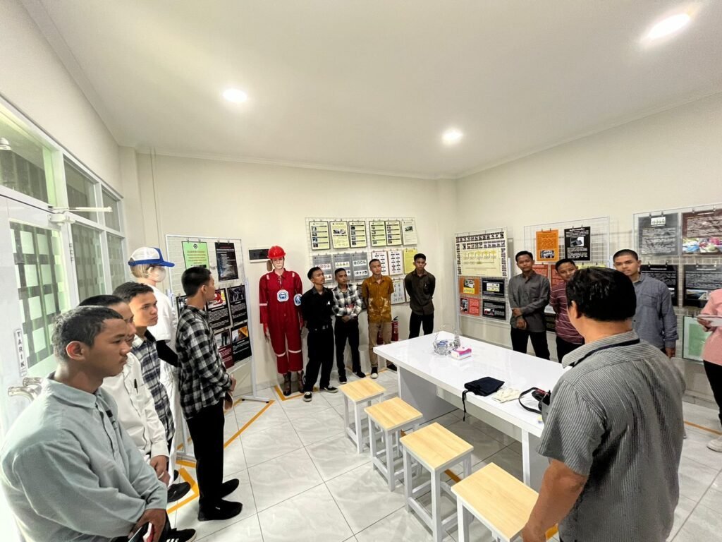 Peserta LPK Monas mengikuti pembelajaran bersama instruktur